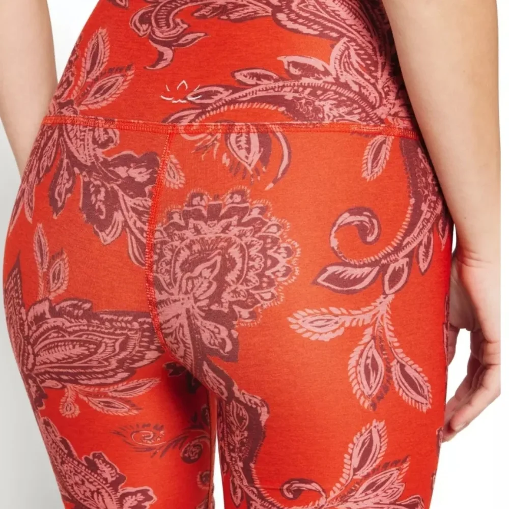 Beyond Yoga Women's Medium Chai Paprika Paisley Biker Shorts - Picture 4 of 6